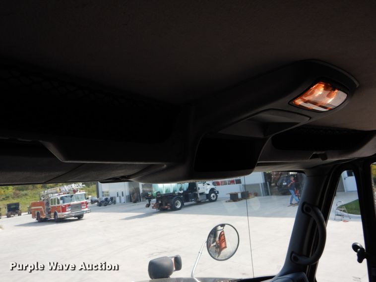 image for item DI8296 2005 International 7300  spreader truck