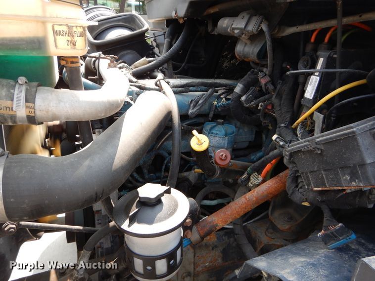 image for item DI8296 2005 International 7300  spreader truck