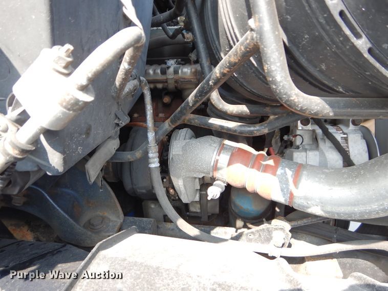 image for item DI8296 2005 International 7300  spreader truck