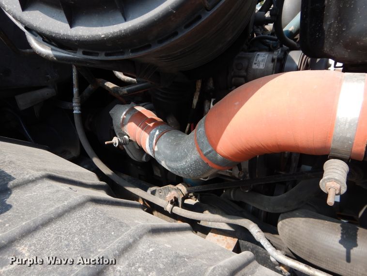 image for item DI8296 2005 International 7300  spreader truck