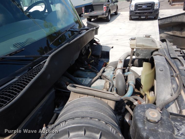 image for item DI8296 2005 International 7300  spreader truck