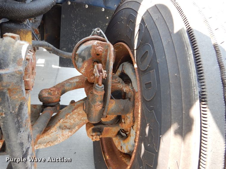 image for item DI8296 2005 International 7300  spreader truck