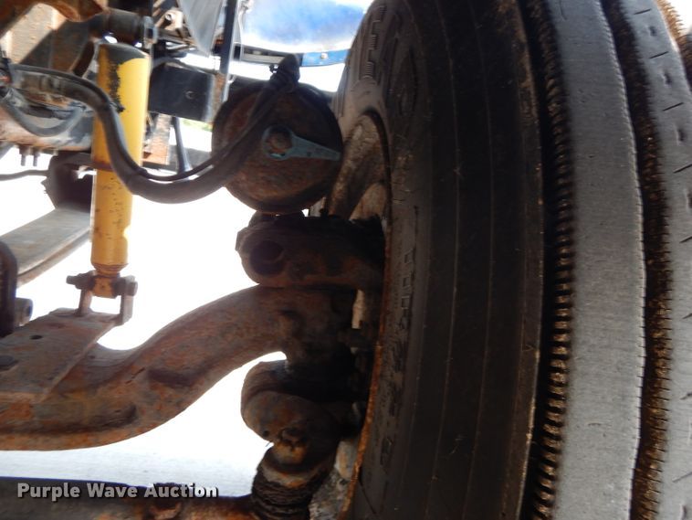 image for item DI8296 2005 International 7300  spreader truck