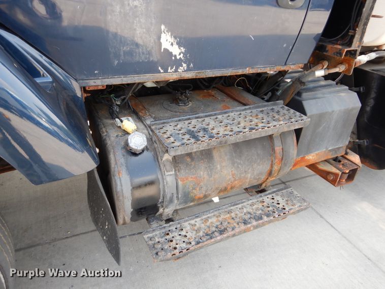 image for item DI8296 2005 International 7300  spreader truck