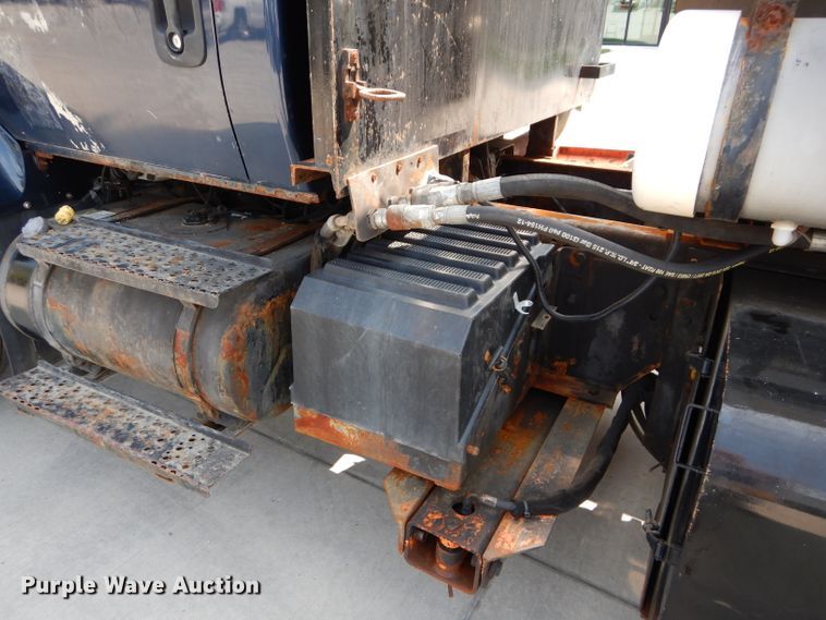 image for item DI8296 2005 International 7300  spreader truck