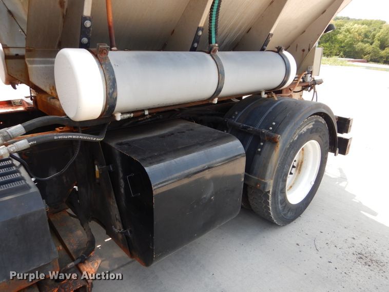 image for item DI8296 2005 International 7300  spreader truck