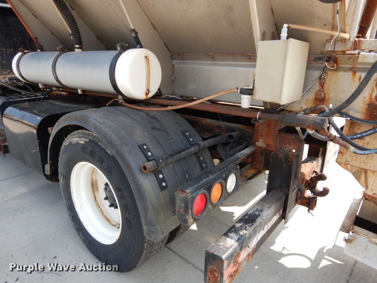 image for item DI8296 2005 International 7300  spreader truck