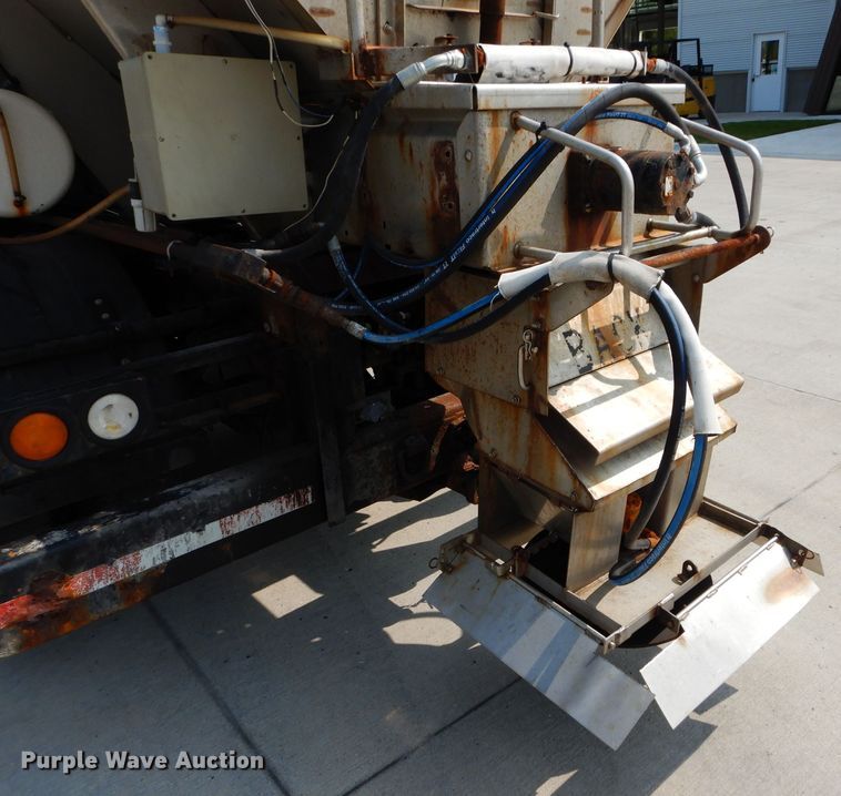 image for item DI8296 2005 International 7300  spreader truck