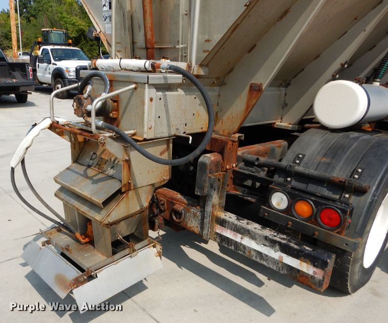 image for item DI8296 2005 International 7300  spreader truck