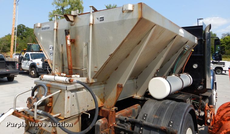 image for item DI8296 2005 International 7300  spreader truck