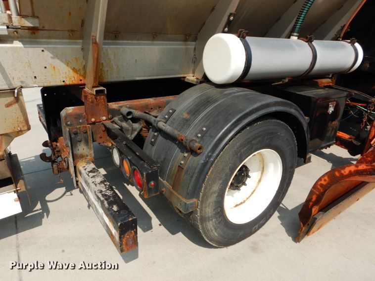 image for item DI8296 2005 International 7300  spreader truck