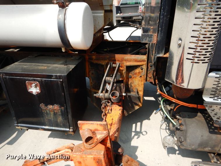 image for item DI8296 2005 International 7300  spreader truck