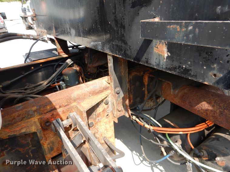 image for item DI8296 2005 International 7300  spreader truck