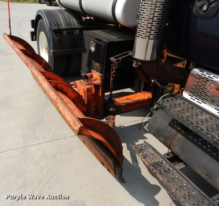 image for item DI8296 2005 International 7300  spreader truck