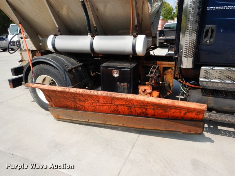 image for item DI8296 2005 International 7300  spreader truck