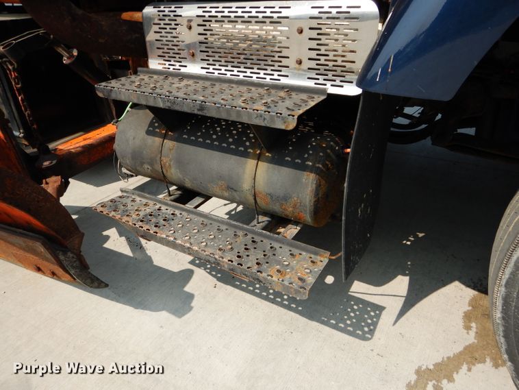 image for item DI8296 2005 International 7300  spreader truck