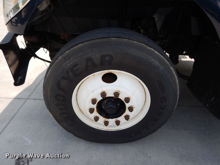 image for item DI8296 2005 International 7300  spreader truck