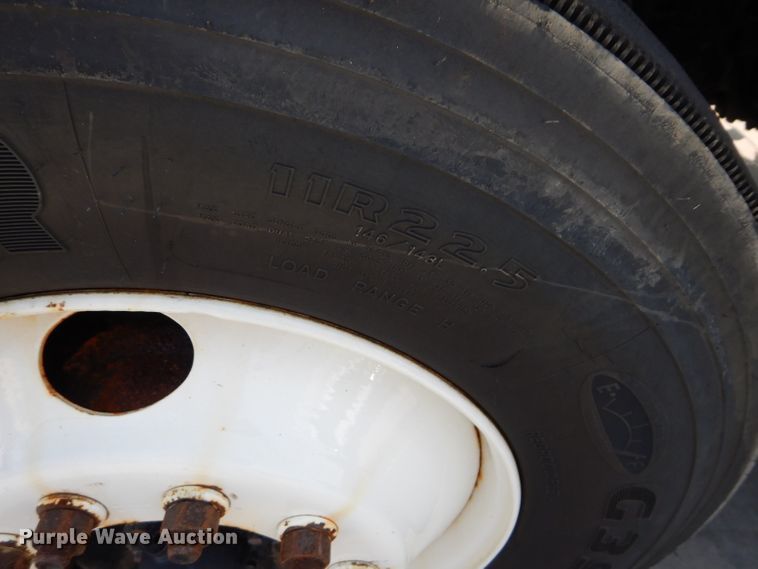 image for item DI8296 2005 International 7300  spreader truck