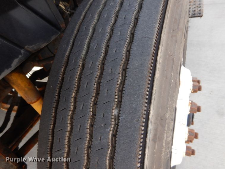 image for item DI8296 2005 International 7300  spreader truck