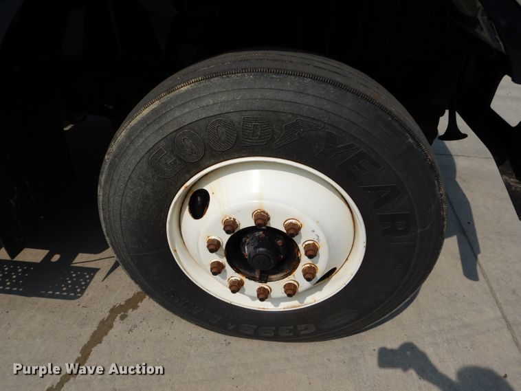 image for item DI8296 2005 International 7300  spreader truck