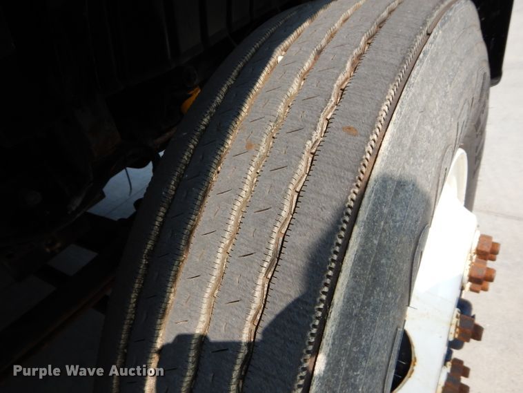 image for item DI8296 2005 International 7300  spreader truck