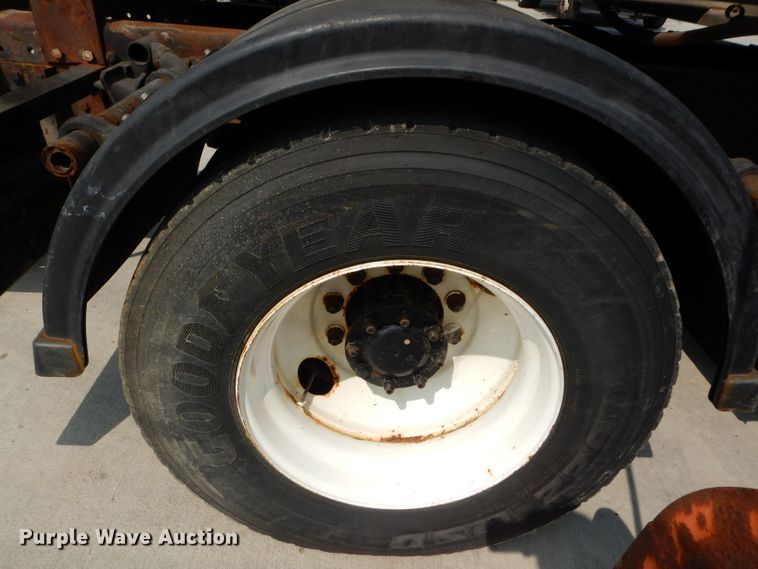 image for item DI8296 2005 International 7300  spreader truck