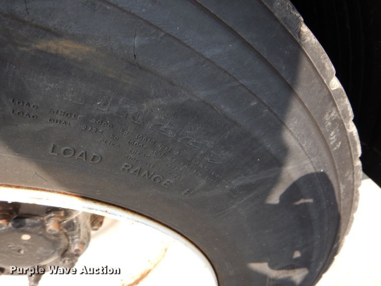 image for item DI8296 2005 International 7300  spreader truck