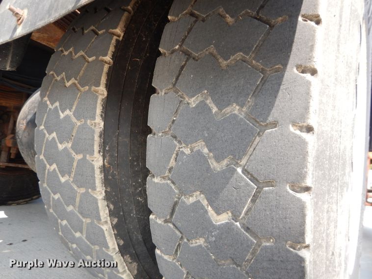 image for item DI8296 2005 International 7300  spreader truck