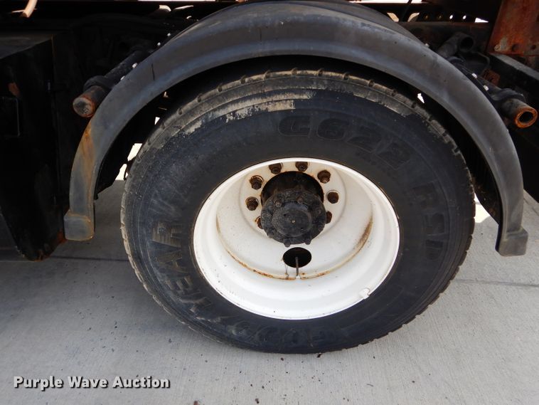 image for item DI8296 2005 International 7300  spreader truck