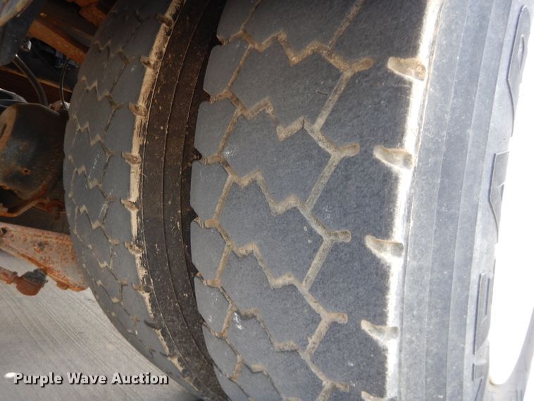 image for item DI8296 2005 International 7300  spreader truck