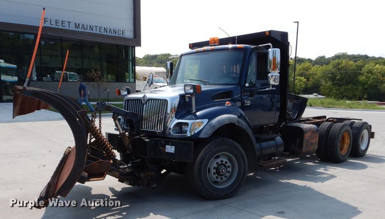 image for item DI8298 2006 International 7400  truck cab and chassis