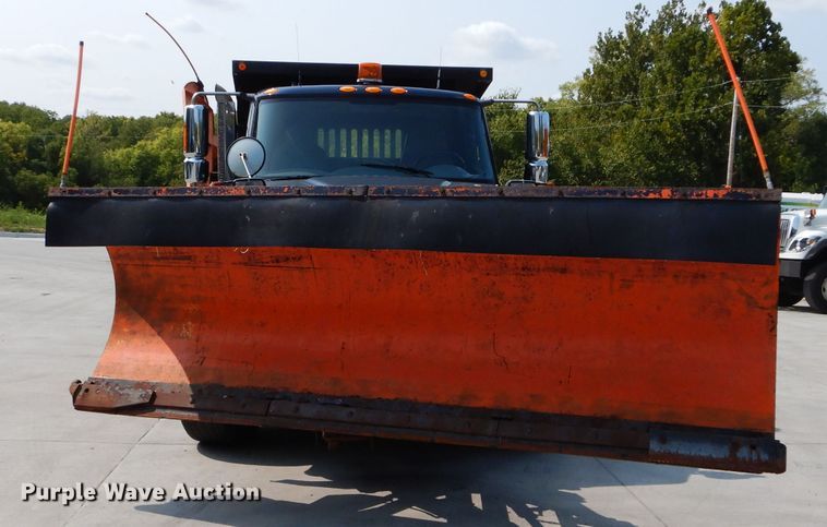 image for item DI8298 2006 International 7400  truck cab and chassis