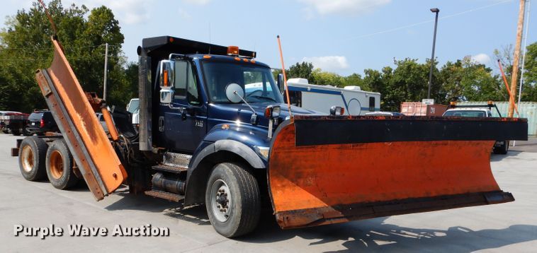 image for item DI8298 2006 International 7400  truck cab and chassis