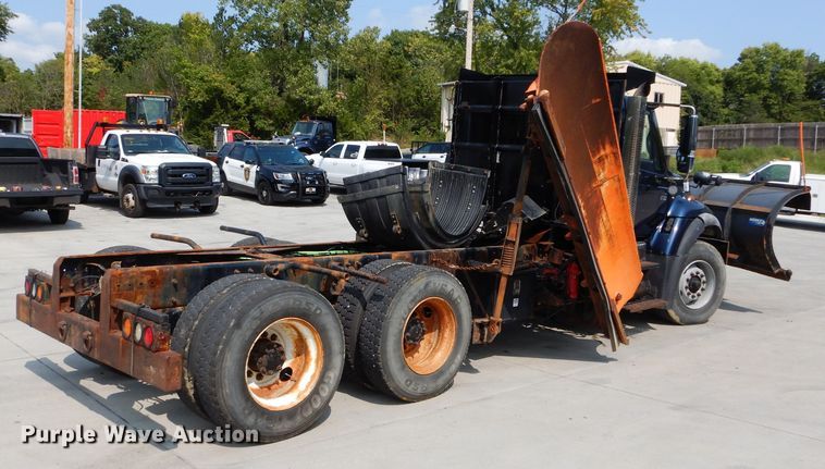 image for item DI8298 2006 International 7400  truck cab and chassis