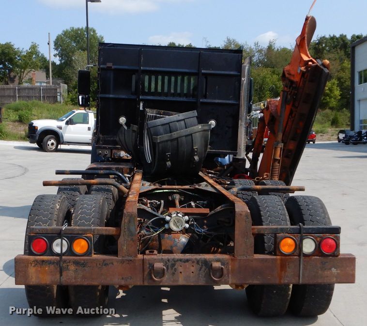 image for item DI8298 2006 International 7400  truck cab and chassis