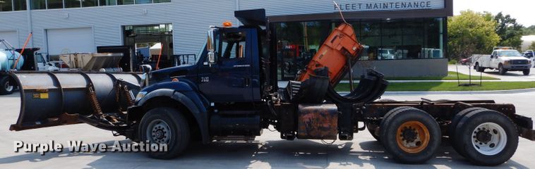 image for item DI8298 2006 International 7400  truck cab and chassis