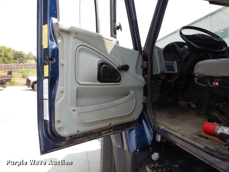image for item DI8298 2006 International 7400  truck cab and chassis