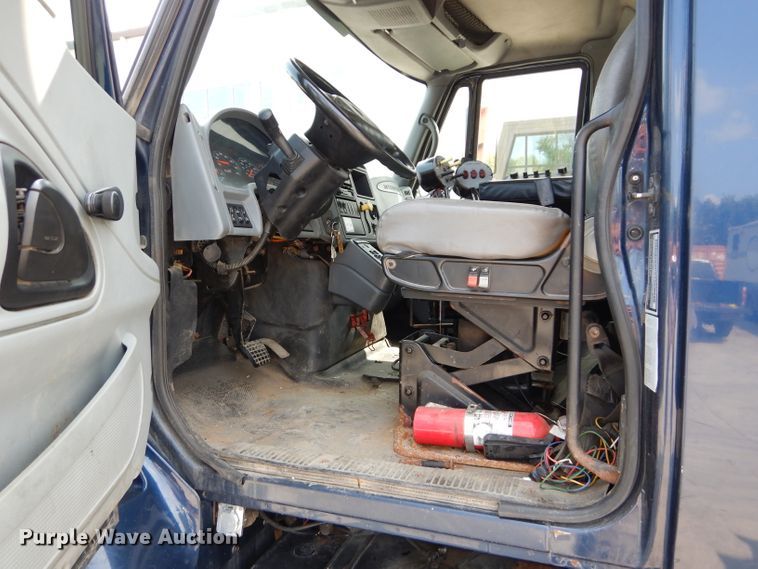 image for item DI8298 2006 International 7400  truck cab and chassis