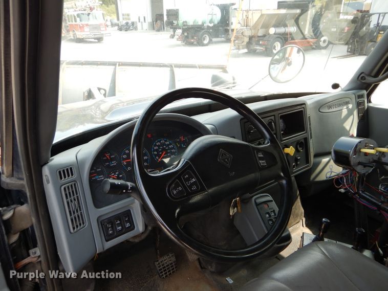 image for item DI8298 2006 International 7400  truck cab and chassis