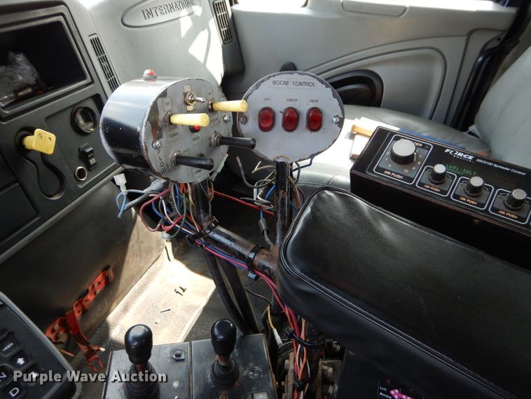 image for item DI8298 2006 International 7400  truck cab and chassis