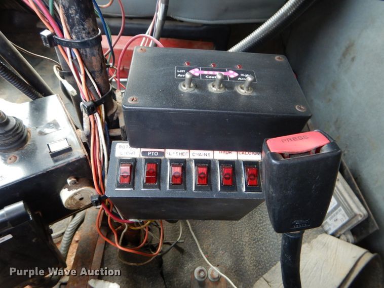 image for item DI8298 2006 International 7400  truck cab and chassis