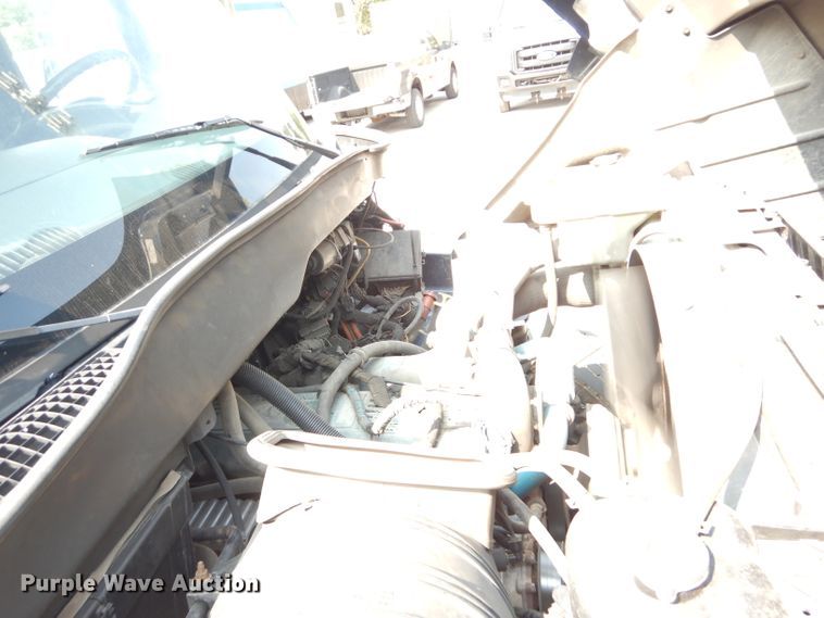 image for item DI8298 2006 International 7400  truck cab and chassis