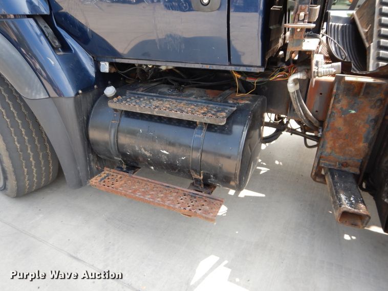 image for item DI8298 2006 International 7400  truck cab and chassis