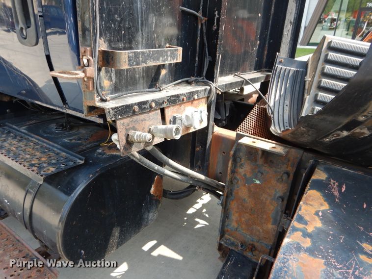 image for item DI8298 2006 International 7400  truck cab and chassis