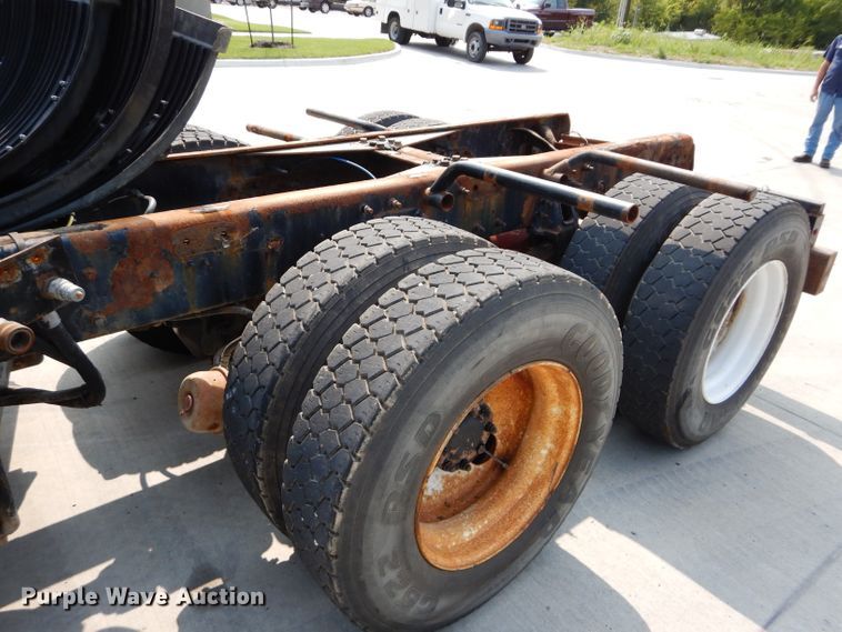 image for item DI8298 2006 International 7400  truck cab and chassis