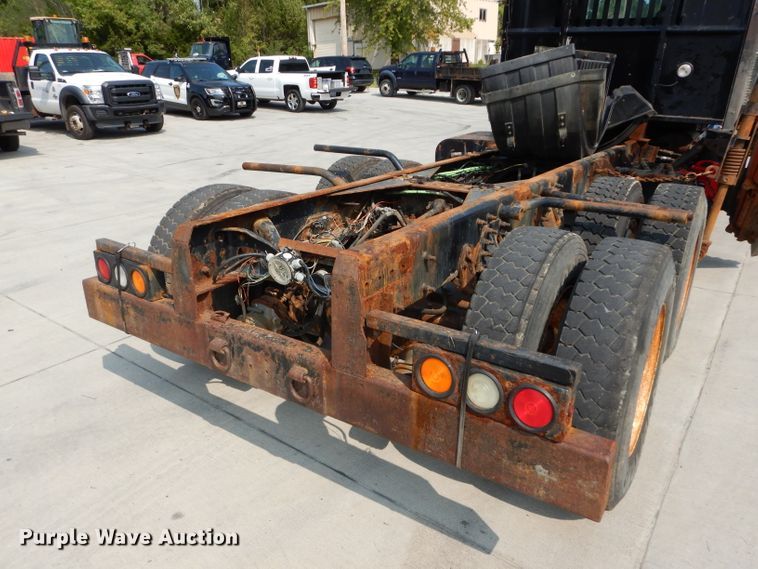 image for item DI8298 2006 International 7400  truck cab and chassis