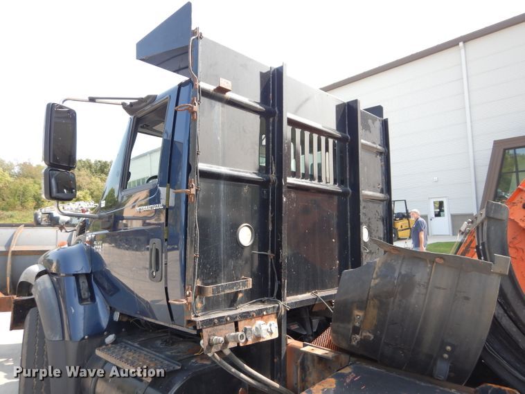 image for item DI8298 2006 International 7400  truck cab and chassis