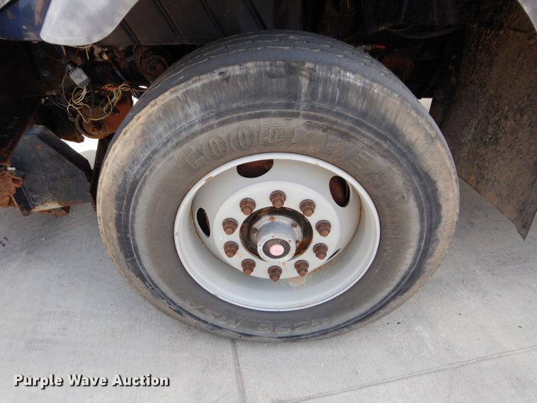 image for item DI8298 2006 International 7400  truck cab and chassis