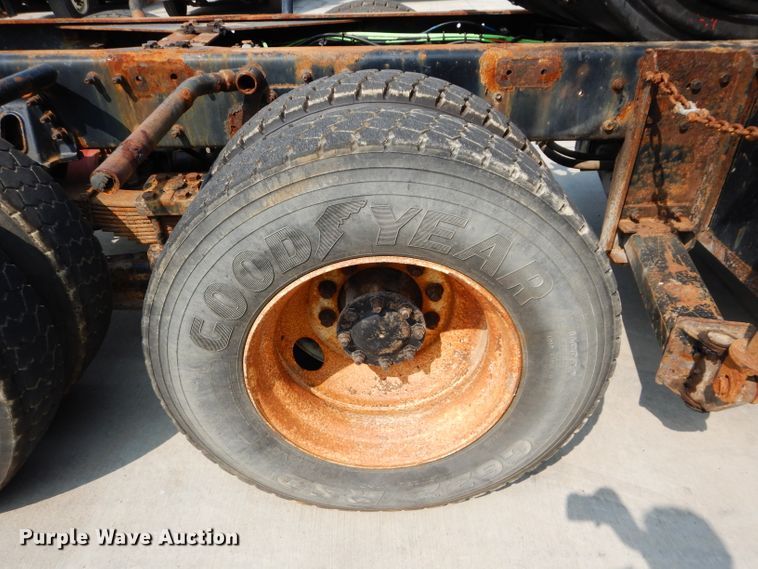 image for item DI8298 2006 International 7400  truck cab and chassis