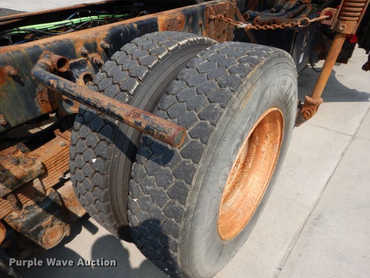 image for item DI8298 2006 International 7400  truck cab and chassis